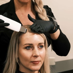 Čistenie pokožky hlavy vysokofrekvenčnou ultrazvukovou špachtlou