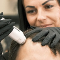 Čistenie pokožky hlavy s aplikáciou séra NEOHAIR elektroporáciou