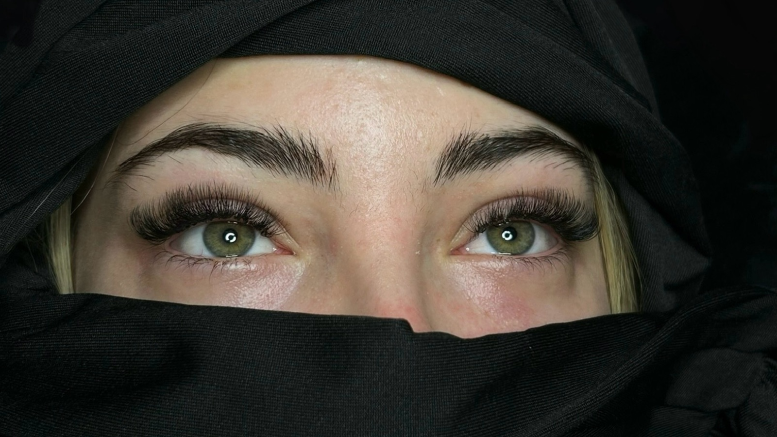 Kiss Diána-műszempilla stylist