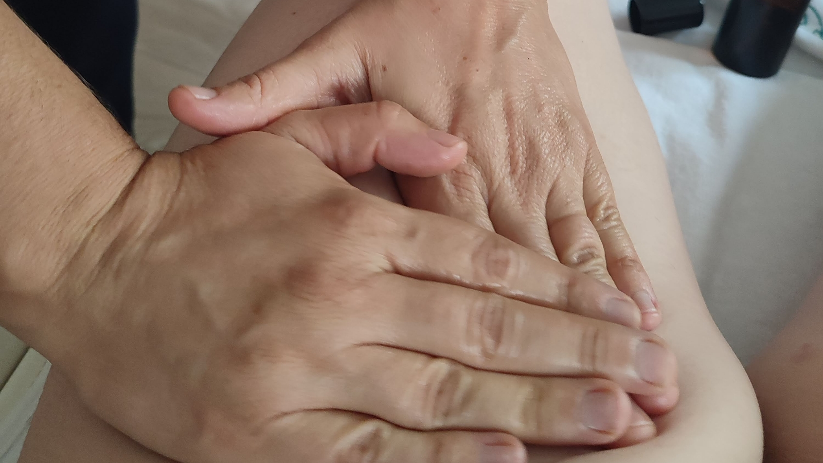 Les mains sages de L’Aura