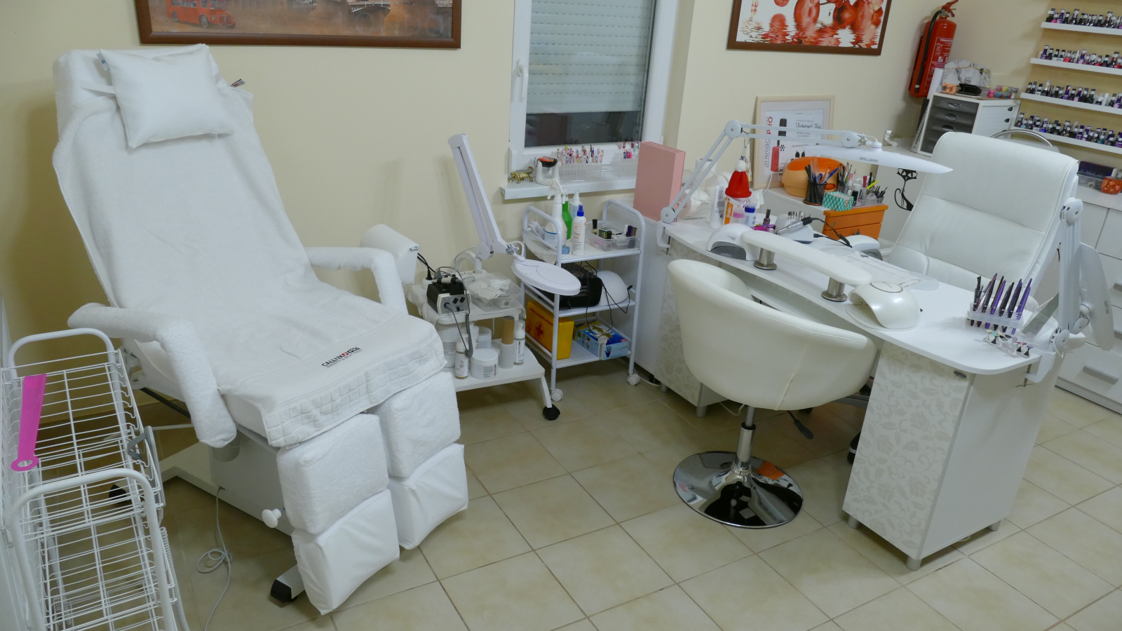 "Macskaköröm" Stúdió