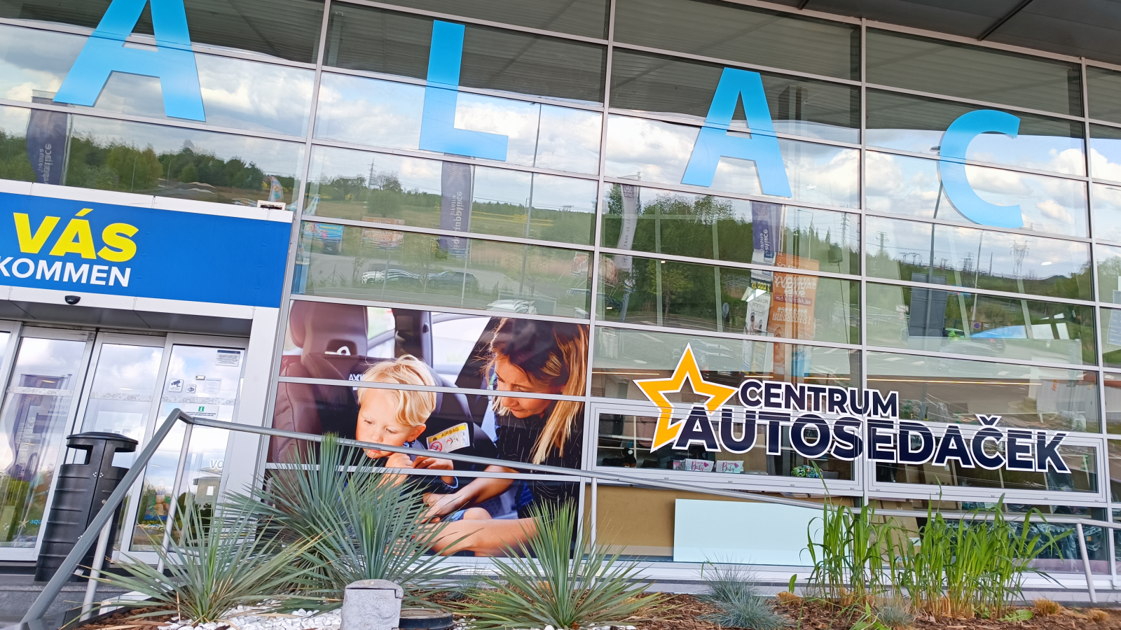 Centrum autosedaček Praha - Čestlice (budova Aquapalace Praha)