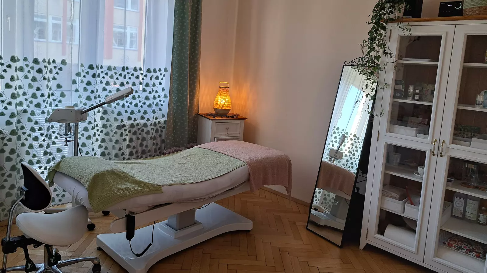 KOSMETIKA, PEDIKÚRA, MANIKÚRA Jana Uhlířová