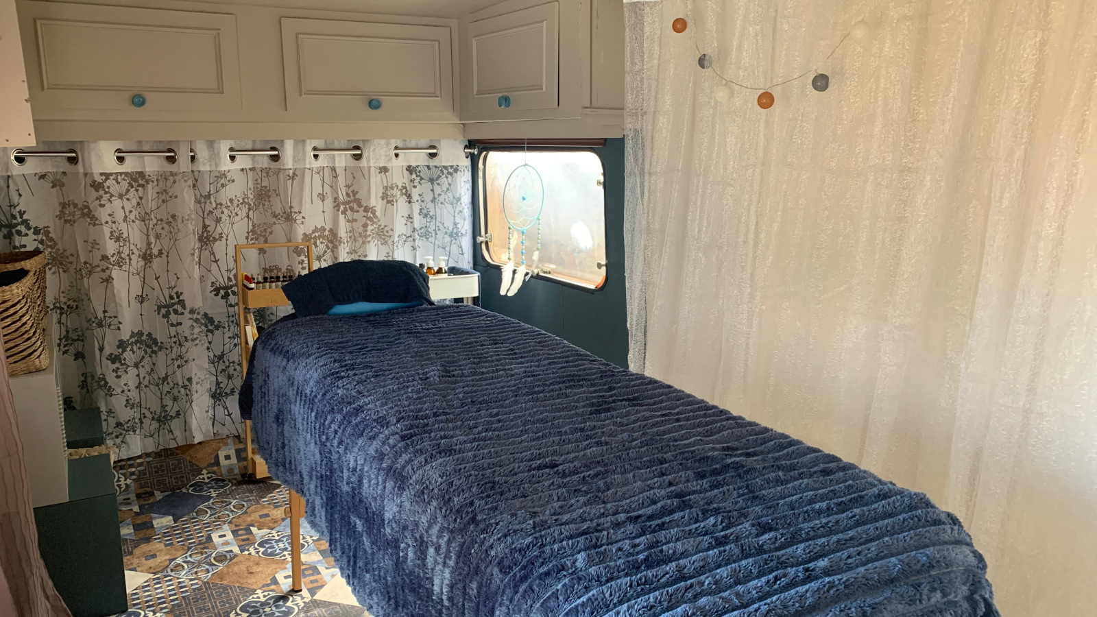 AUZAS VIRGINIE, ESSENCE DE VIE ET LIBERTE, SOINS ET MASSAGES