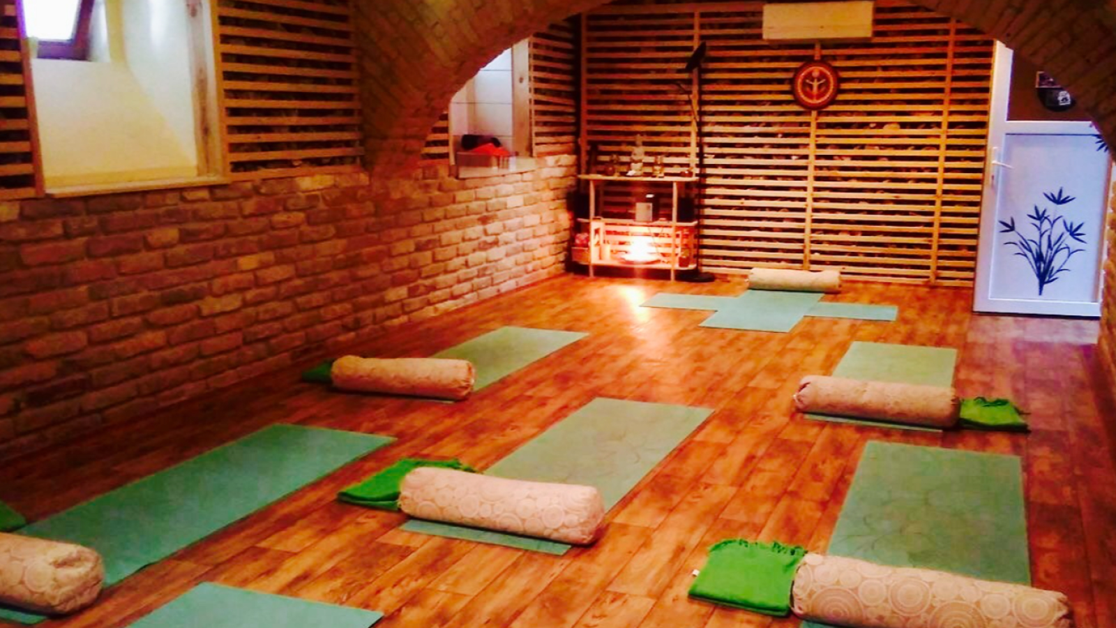 Pályi Flóra jóga oktató