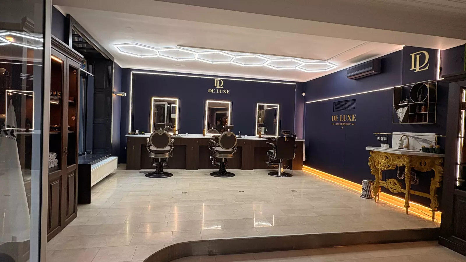 DE LUXE BARBER