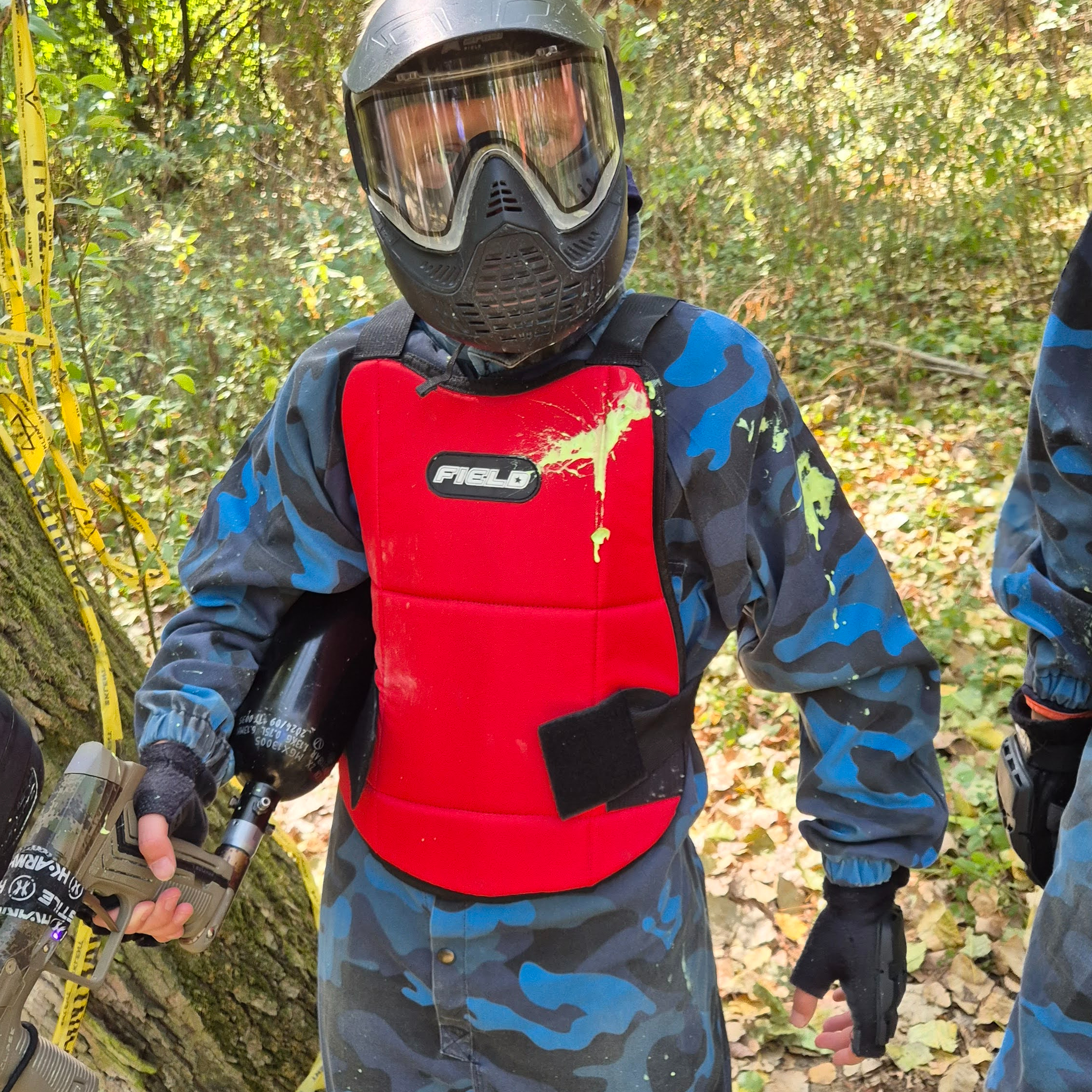Detský paintball – low impact, výrazne vesty a overaly, 300 guli