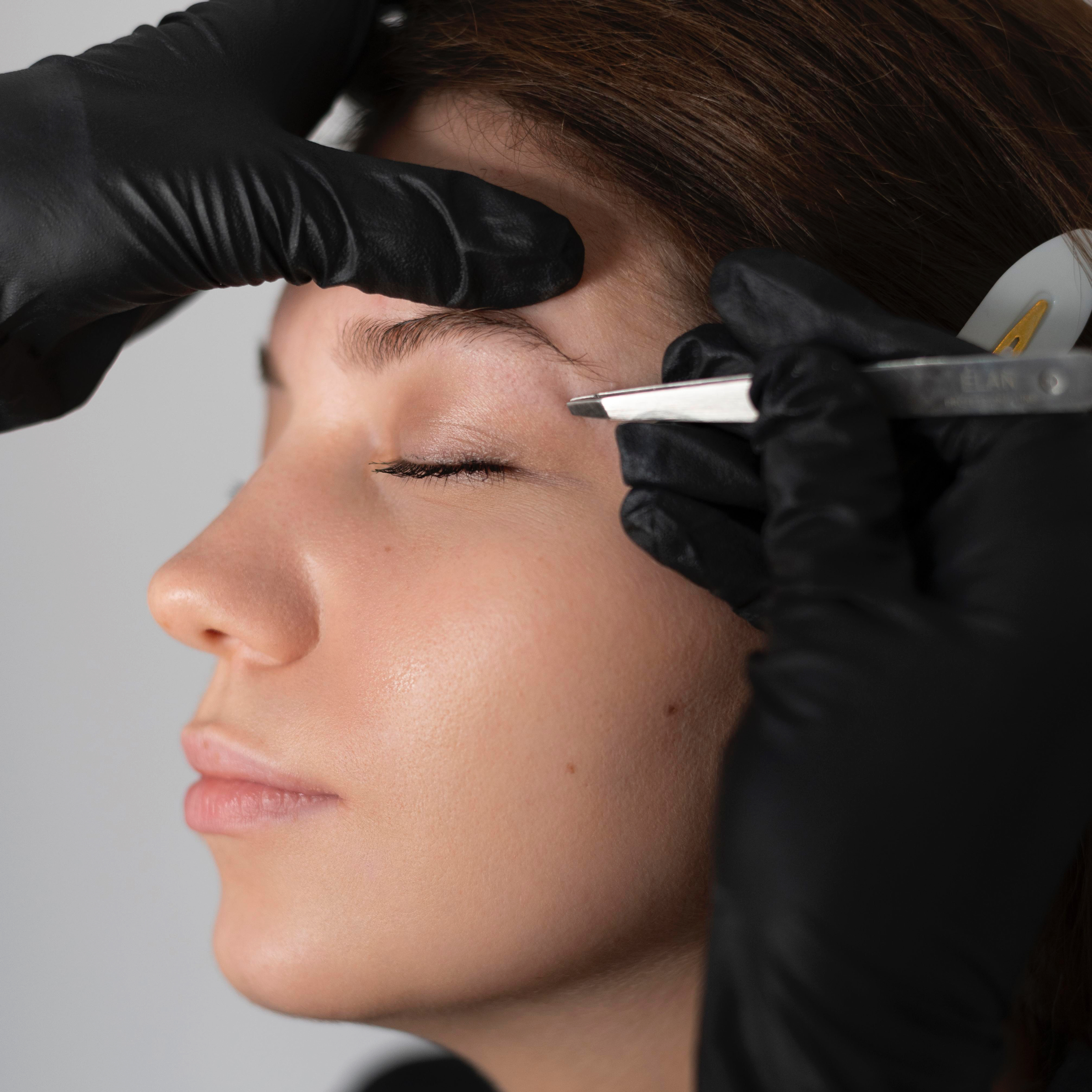 Úprava alebo farbenie obočia / mihalníc