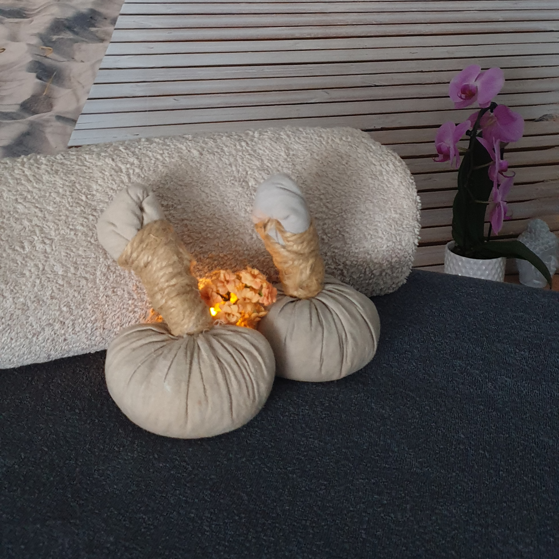 Massage aux pochons de plantes. Découverte dos-jambes 30 mn