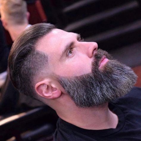 Coupe homme avec taille de barbe longue