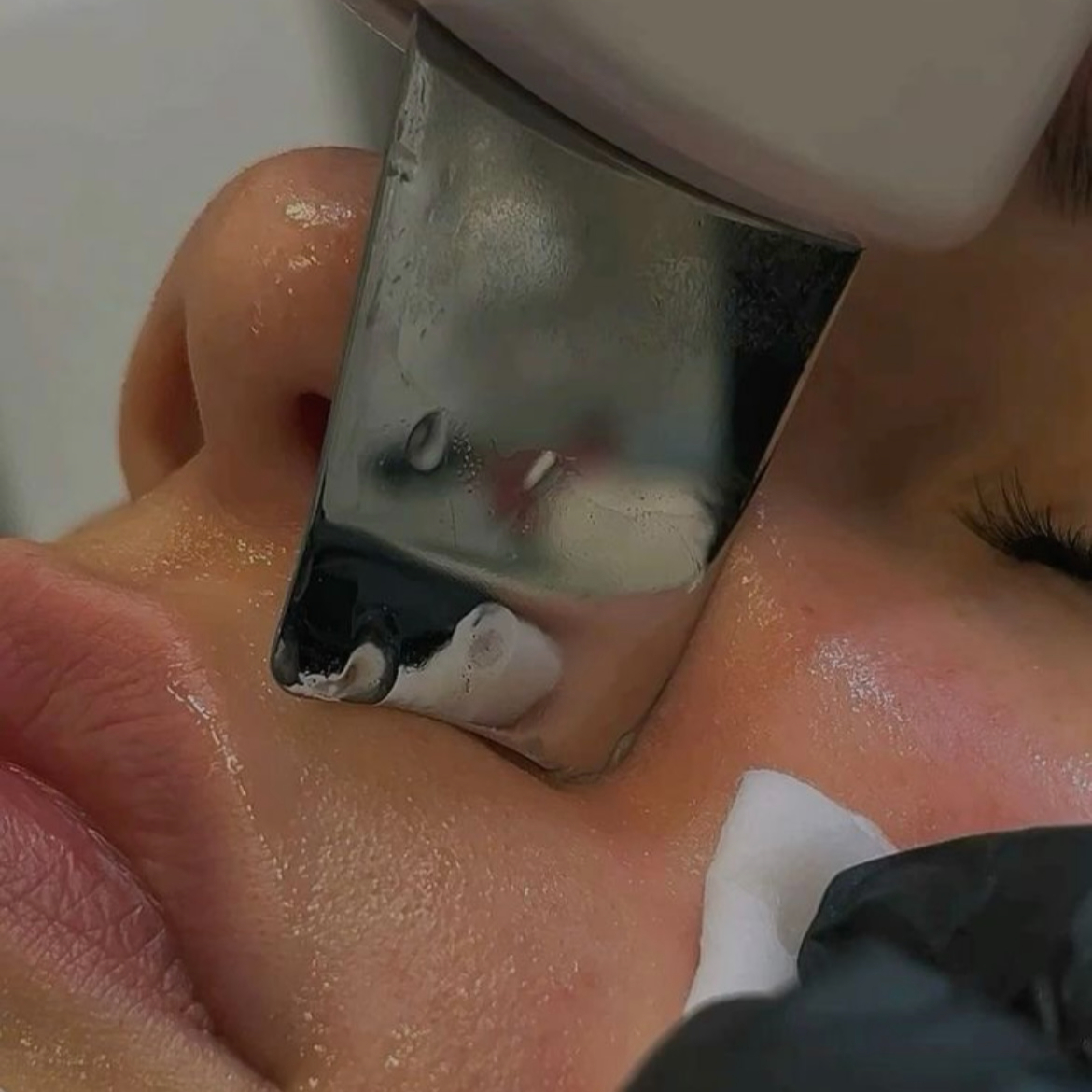 HLOUBKOVÉ ČIŠTĚNÍ OBLIČEJE A DEKOLTU