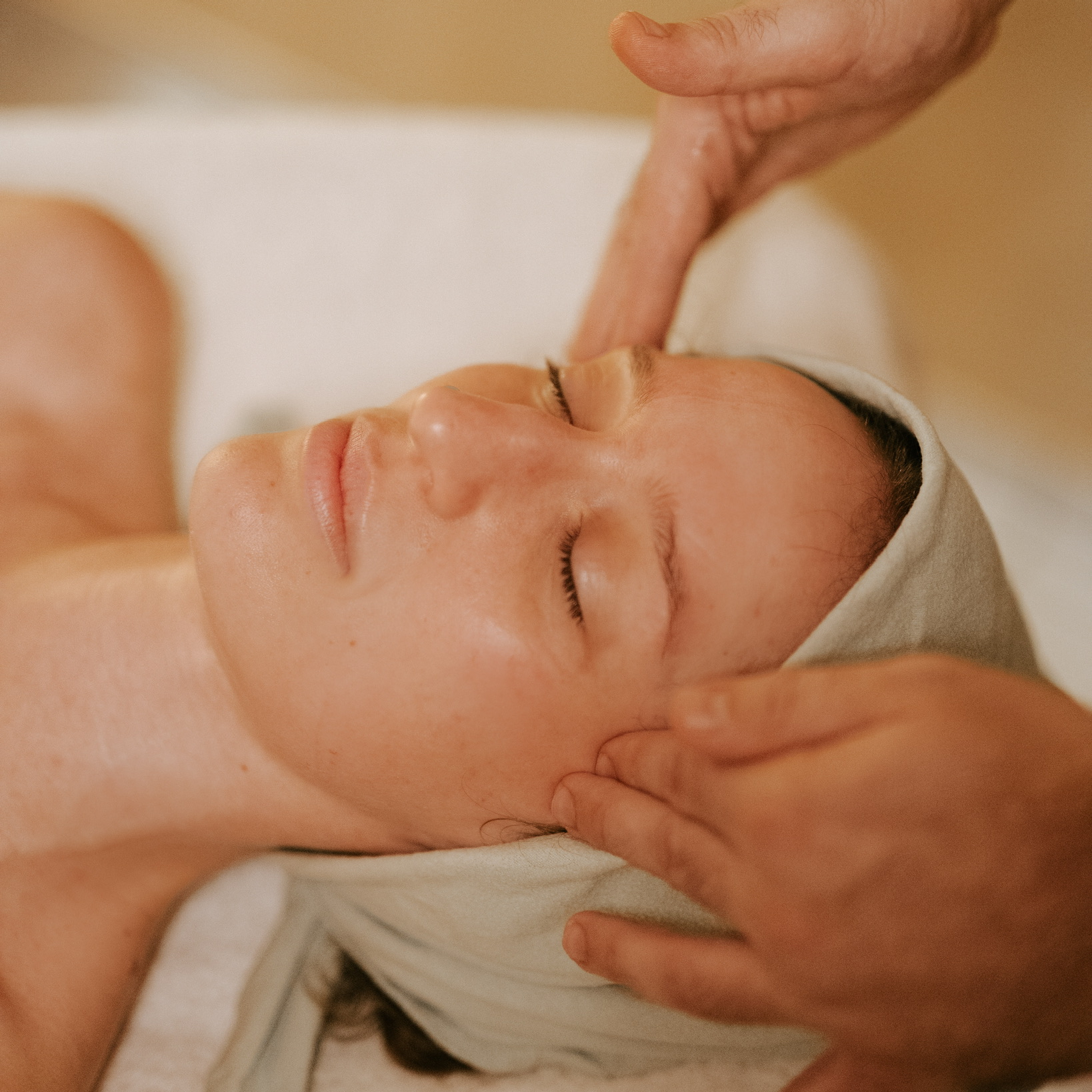 Kar-, dekoltázs- és arcmasszázs (1 óra)