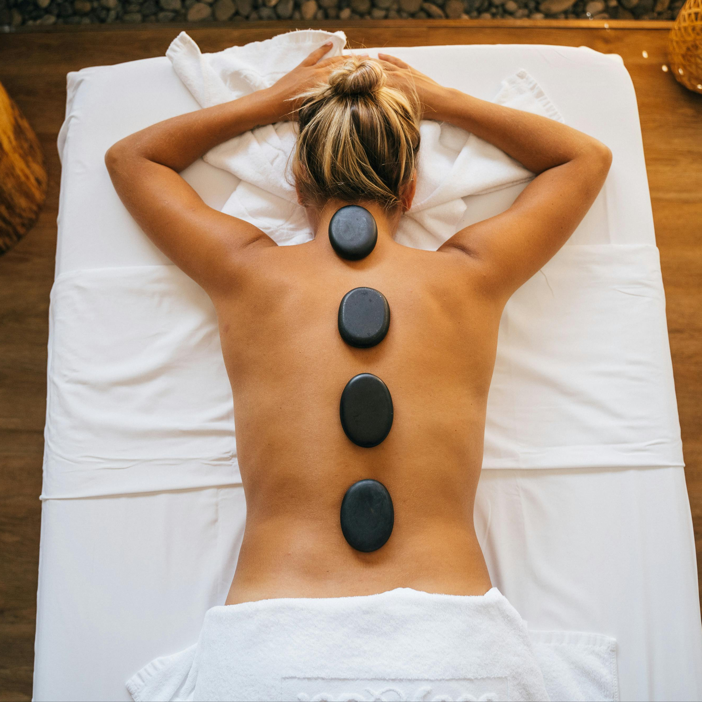 Massagem com pedras quentes