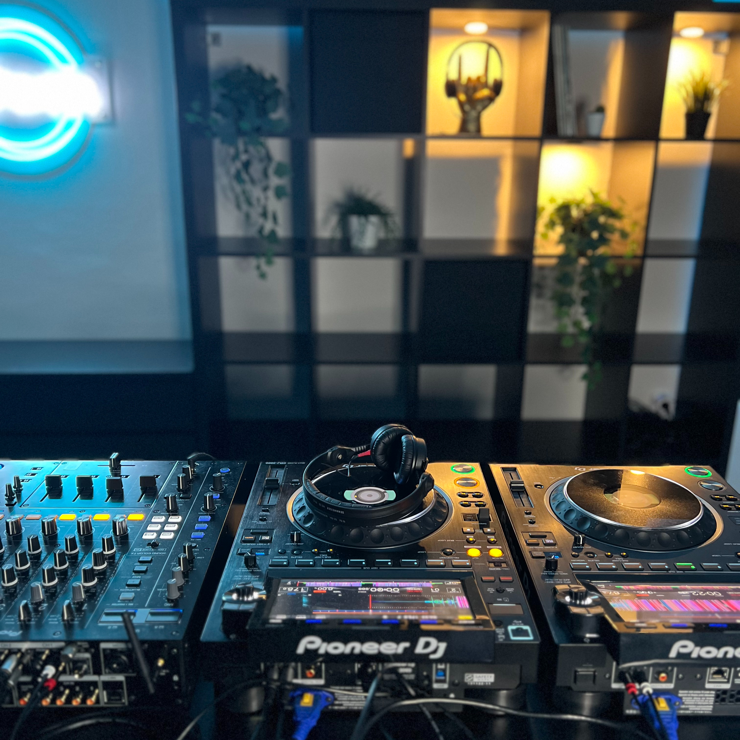 Pronájem 2x přehrávač a 1x mixážní pult na 48 hod