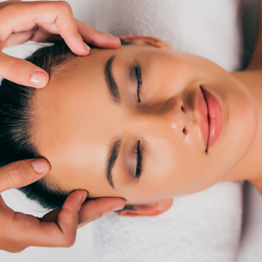 Revitalizační masáž obličeje a dekoltu 55 minut