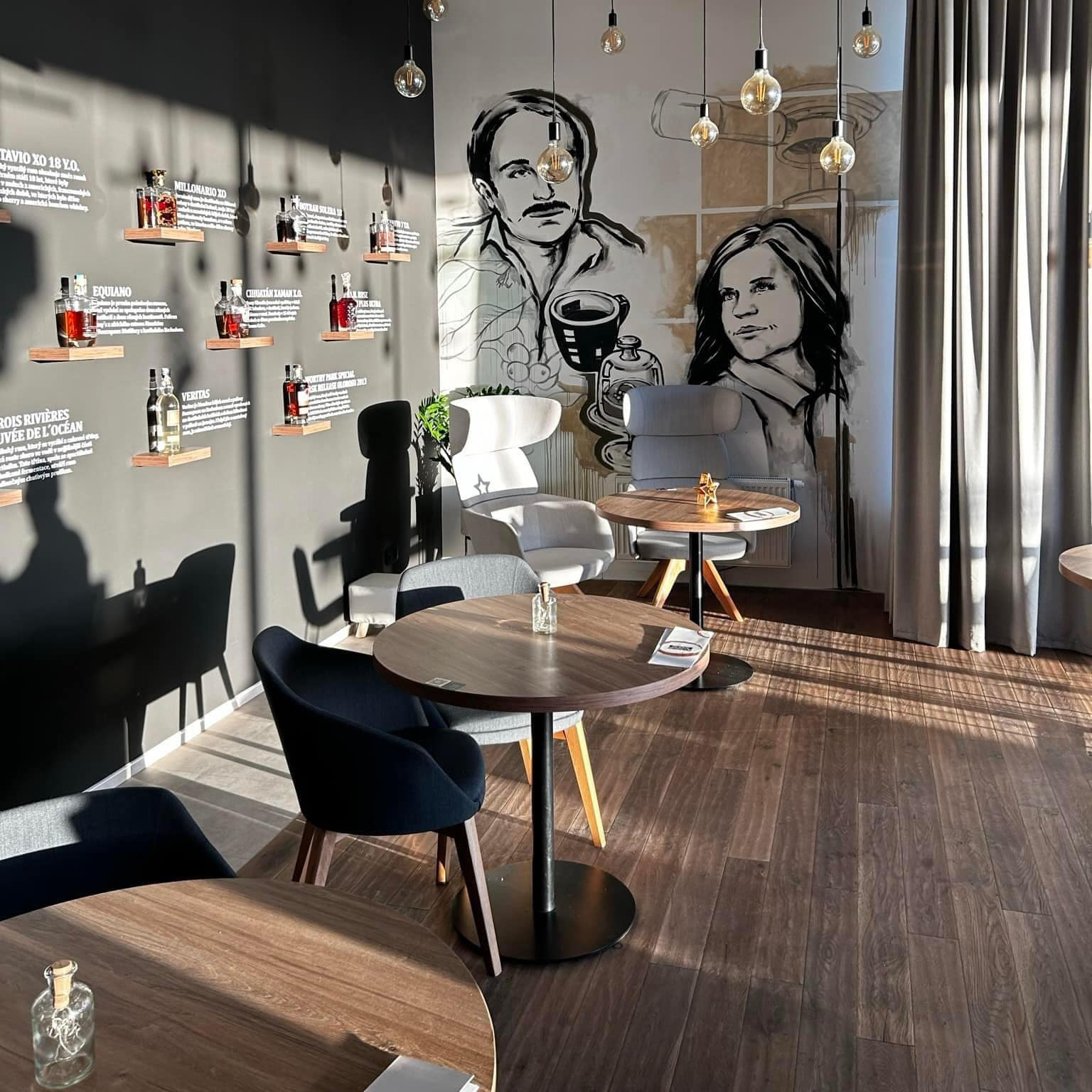 Rezervace stolu pro 2 osoby v malých křeslech