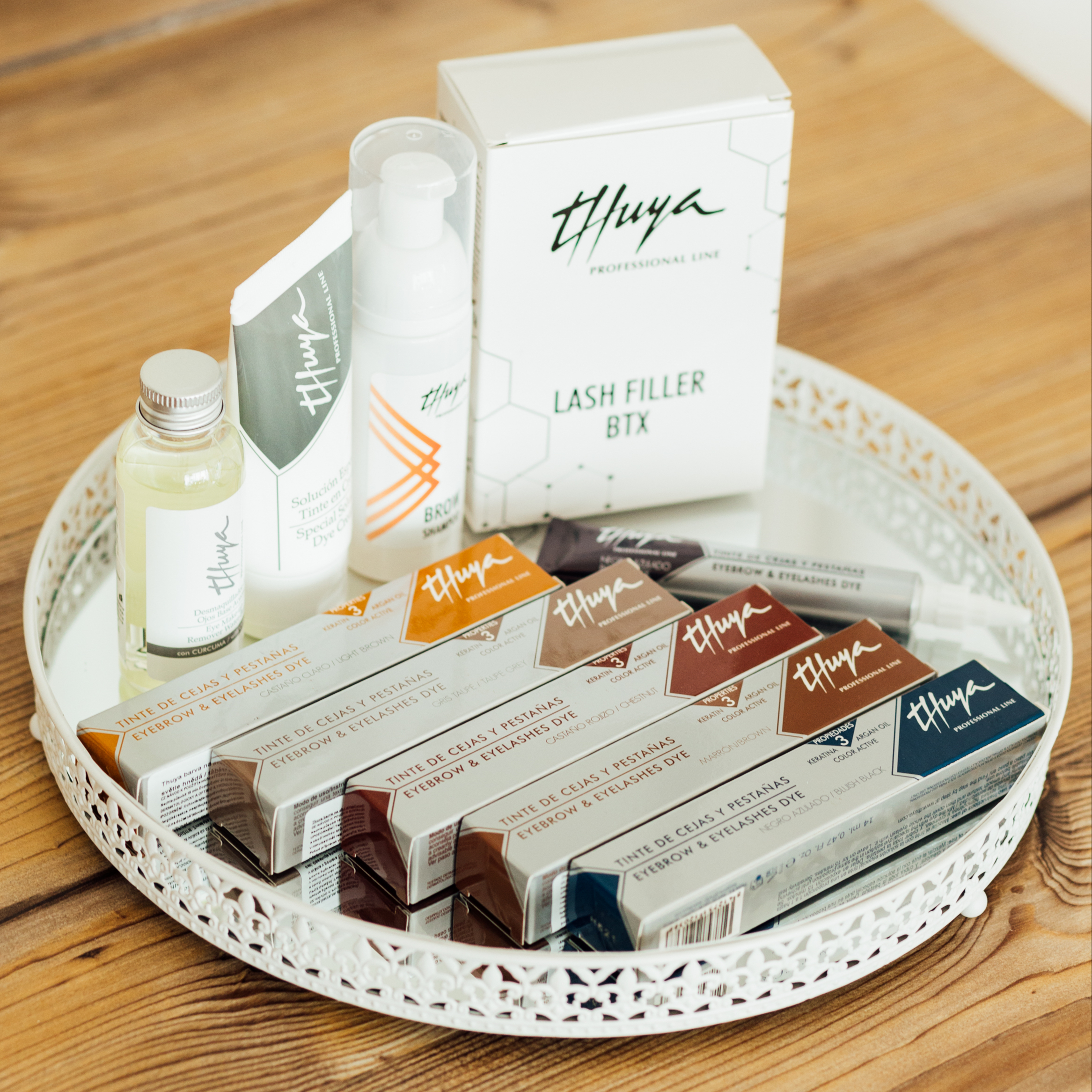 BROW BAR - ZÁKLADNÍ PÉČE - BARVENÍ OBOČÍ  + ÚPRAVA (30-60 min.)