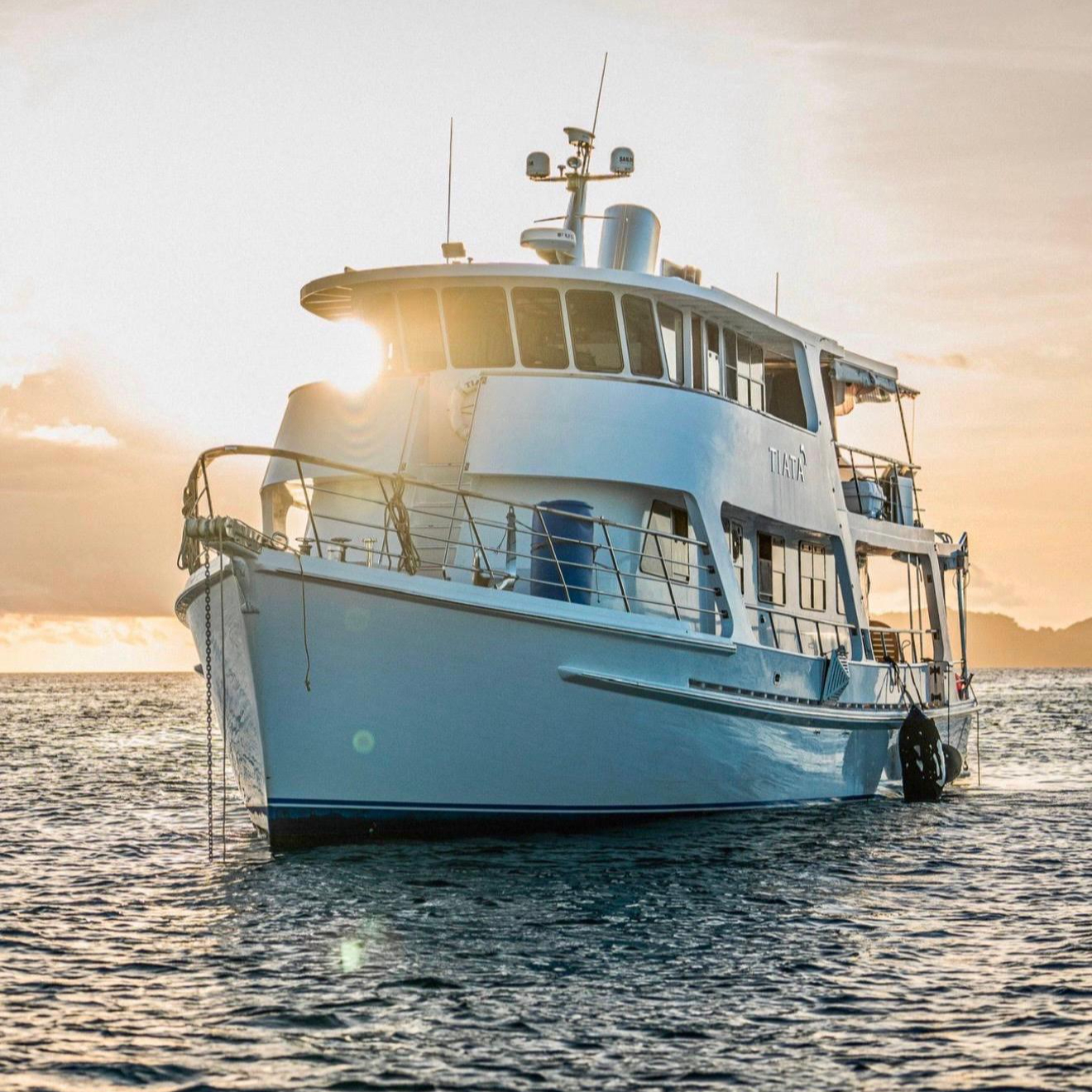 Liveaboard charter with 12 berths (8am-6pm)