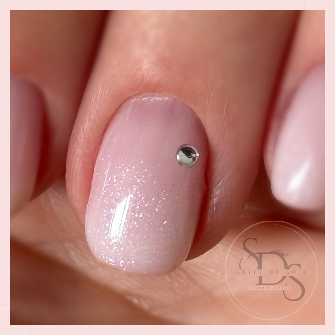 Remplissage avec manucure russe et gel de renfort