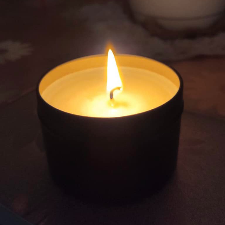 Soin des mains et des pieds avec bougie de massage