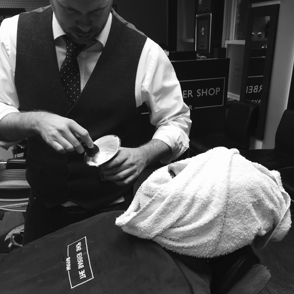 Forró törölközős arcborotválás