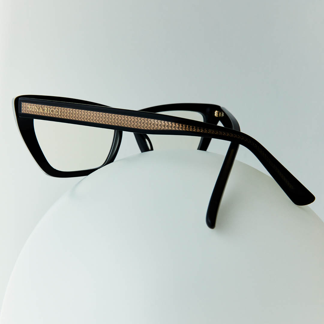 Konzultace s výběrem brýlí/ Assistance with eyeglass selection