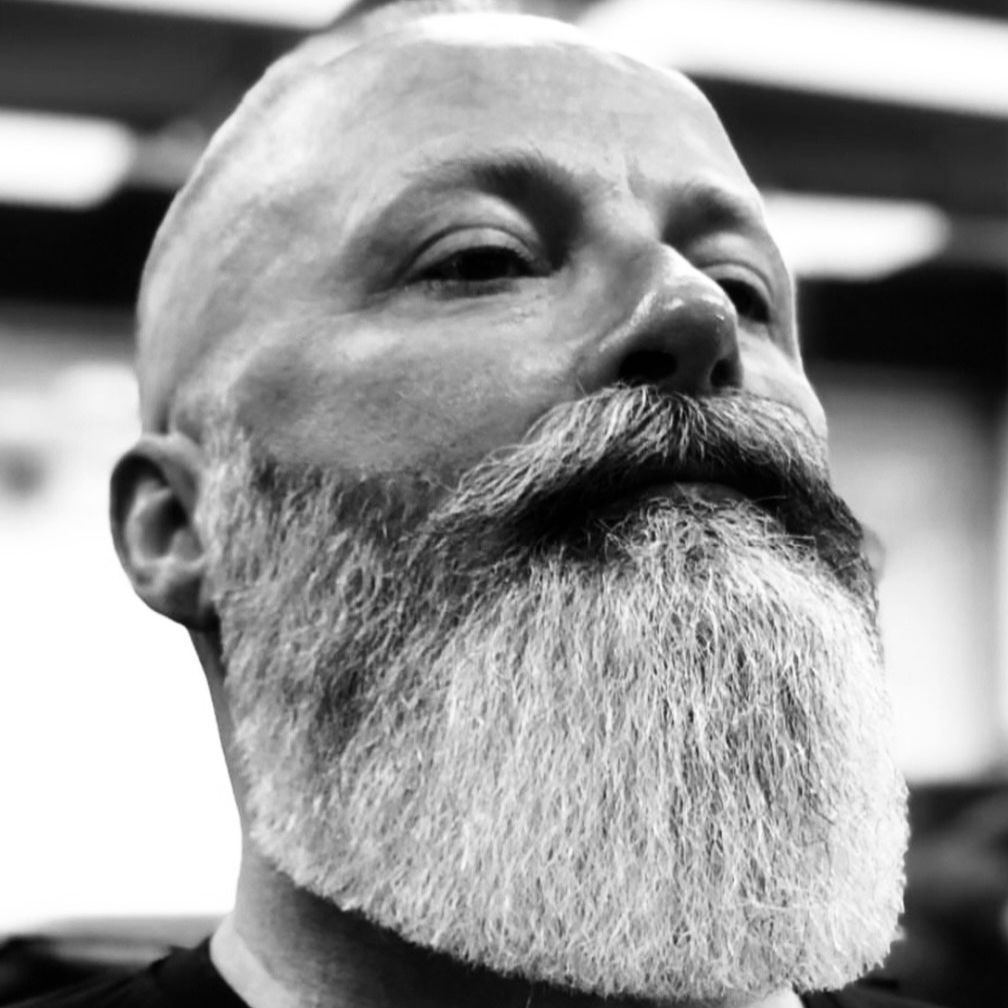 Úprava vousů strojkem