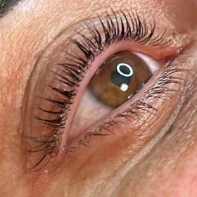 Rehaussement de cils avec teinture noir