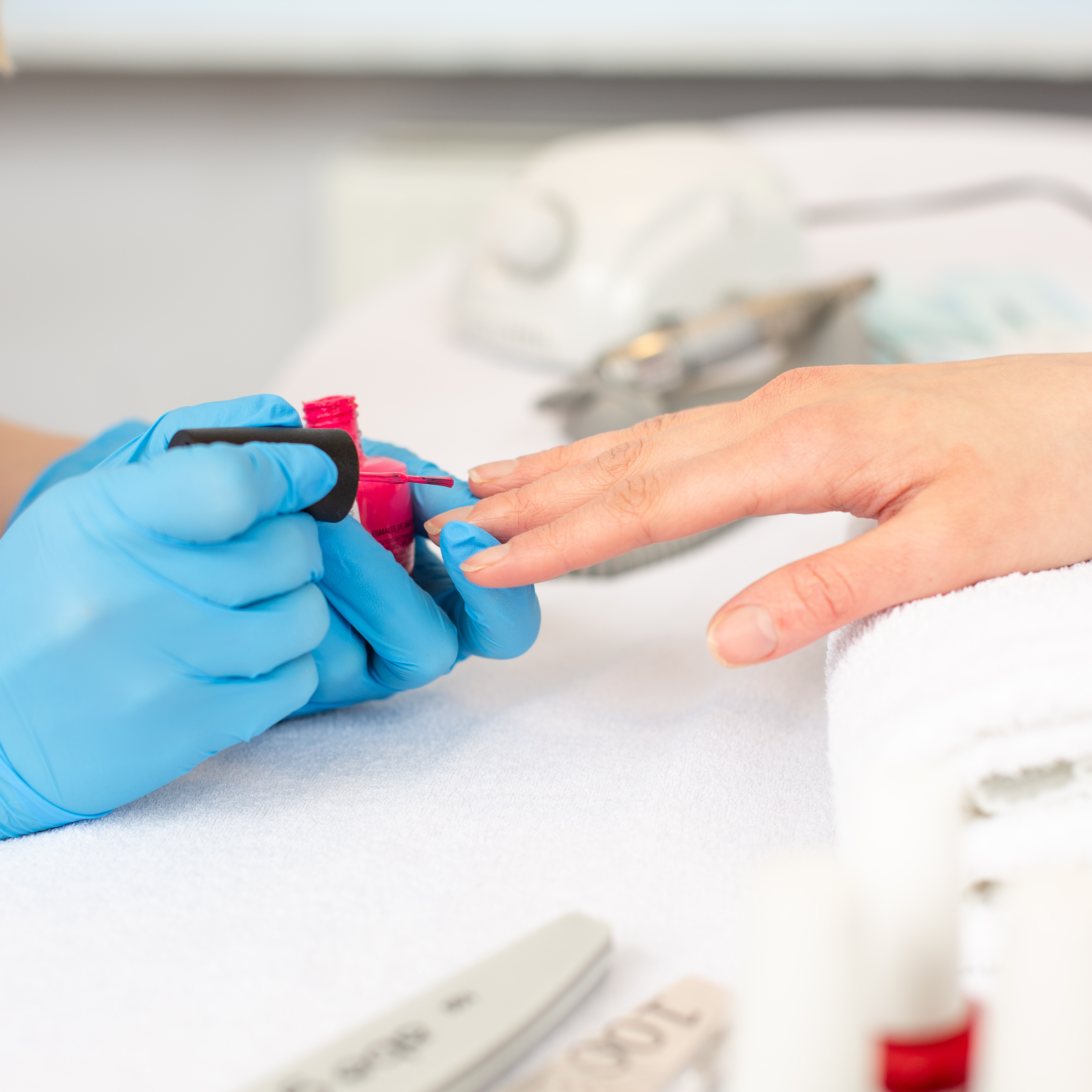 Manicure tradycyjny z odżywką i oliwką