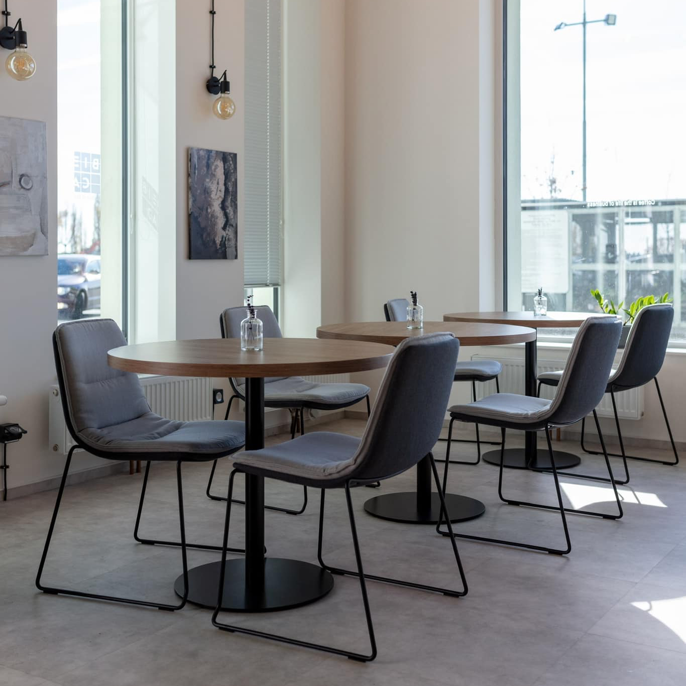 Rezervace stolu pro 2 osoby pohodlné židle s polstrováním