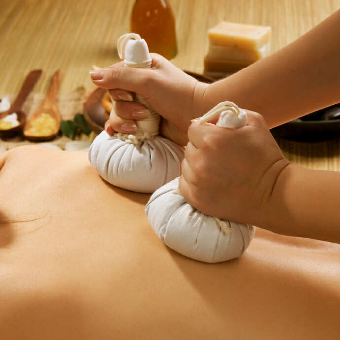 Thajská masáž bylinnými vrecúškami