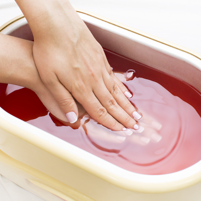 MANUCURE + PARAFFINE + VERNIS 30€