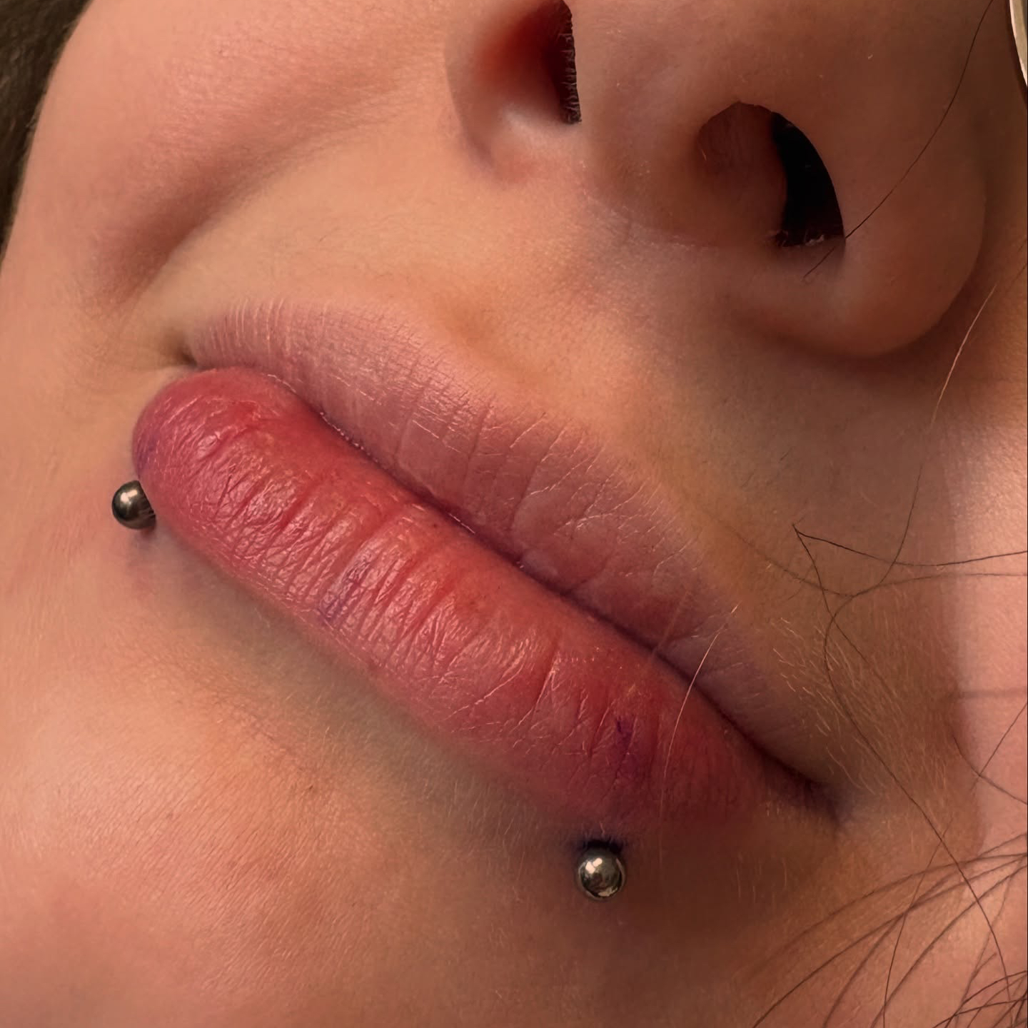 Piercing labret décalé (ou snake bites)
