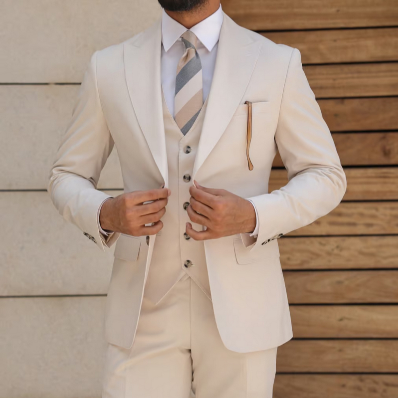 Ženich béžový oblek