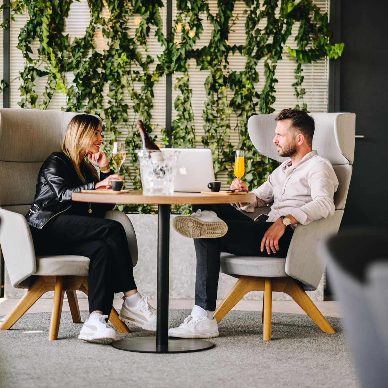 Rezervace pro 2 osoby ve velkých křeslech