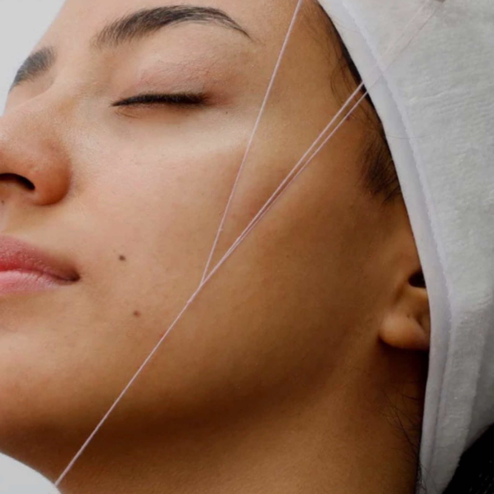 Depilación facial completa con hilo