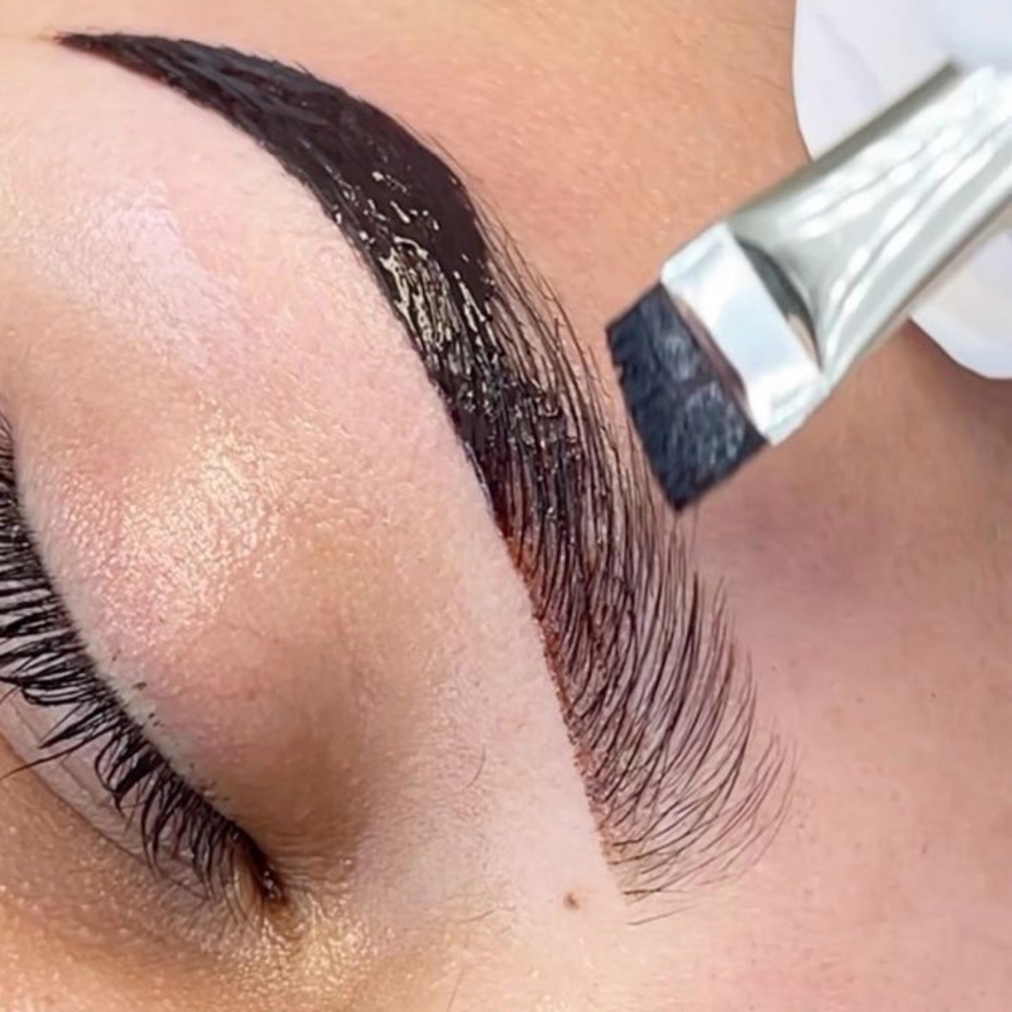 Henna Brow – Tvarované a zafarbené obočie