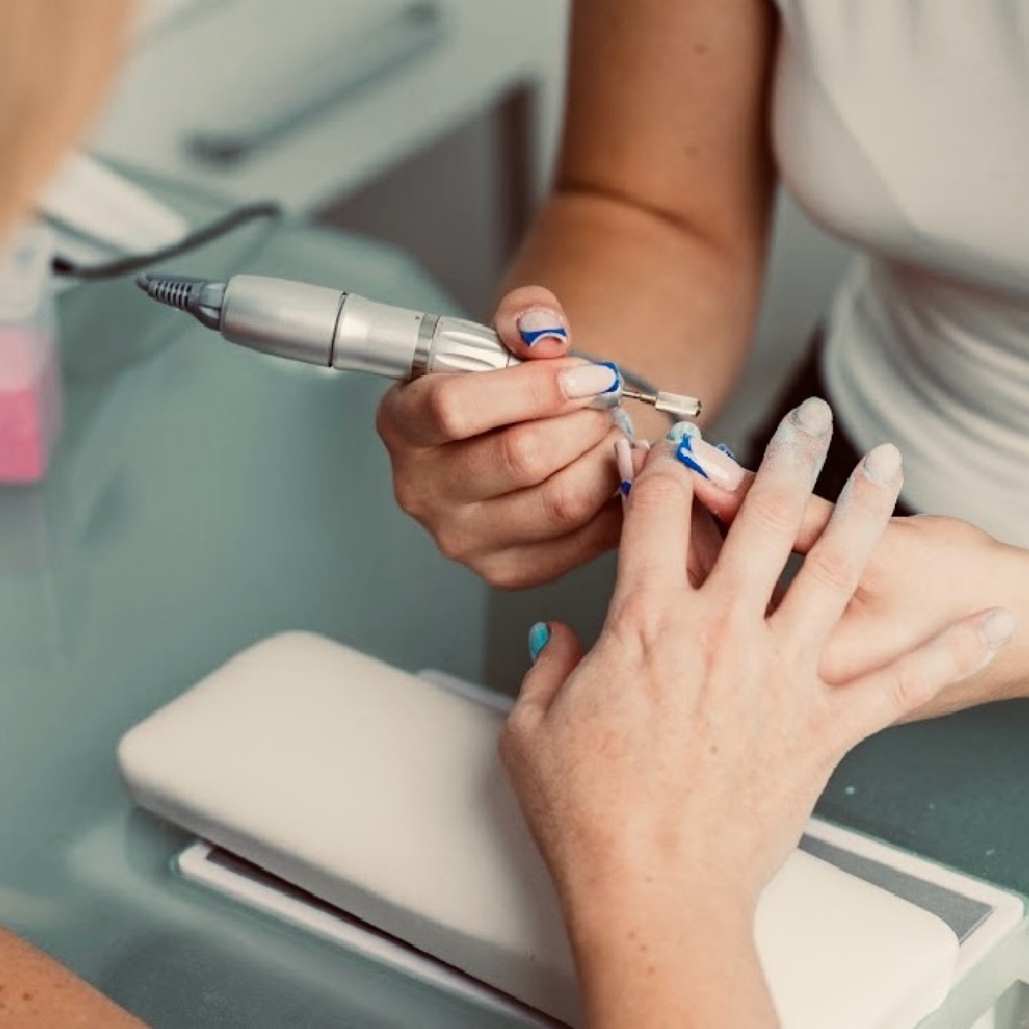 Manikúra & krátká modeláž & Nail Art