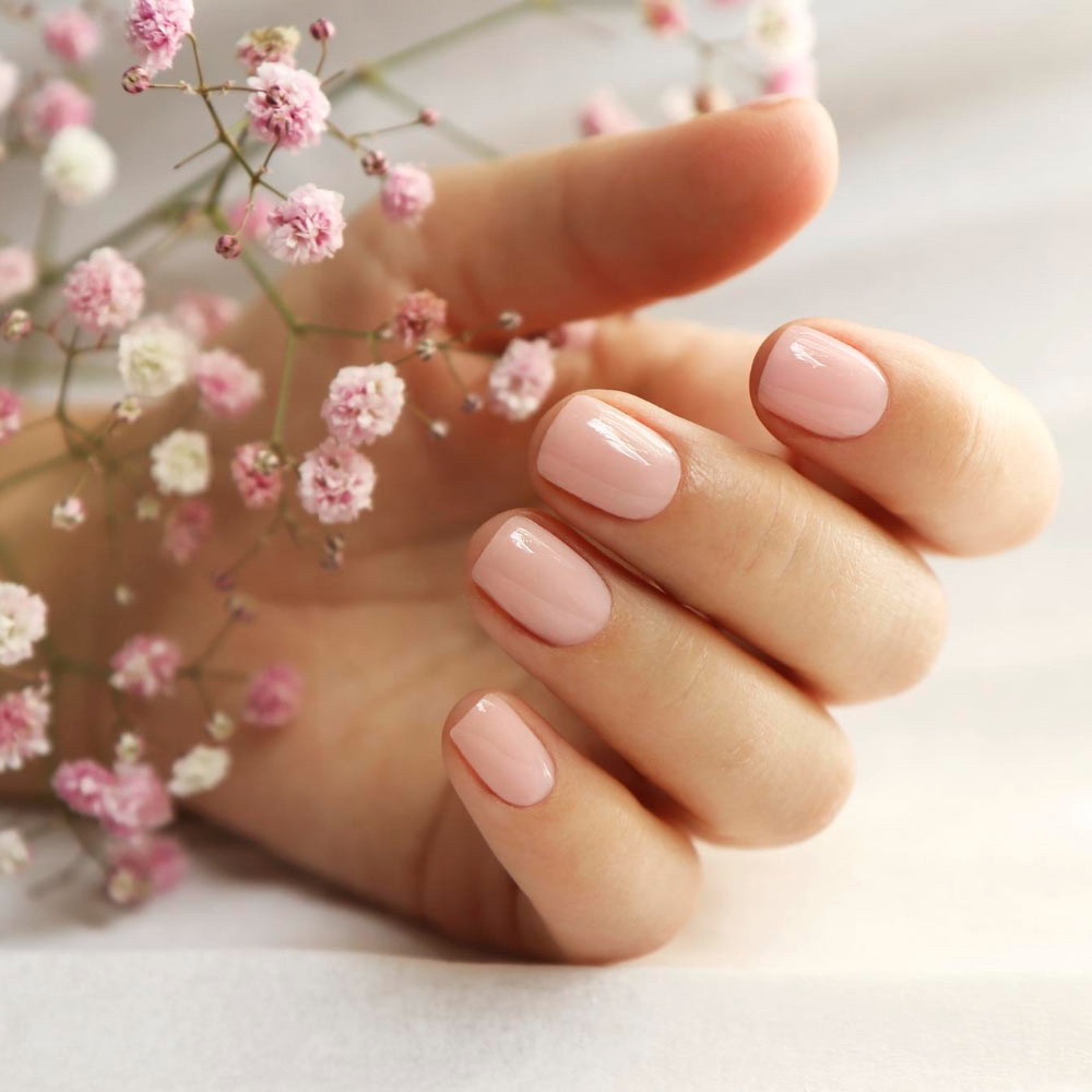 manucure avec vernis semi-permanent