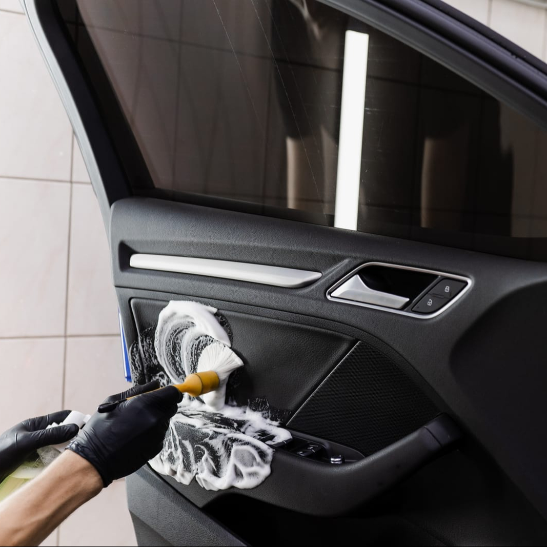 Detallado auto completo exterior e interior