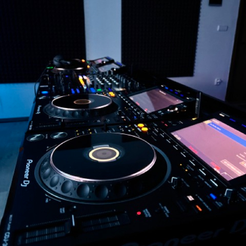 Pronájem 4x přehrávač a 1x mixážní pult na 48 hod
