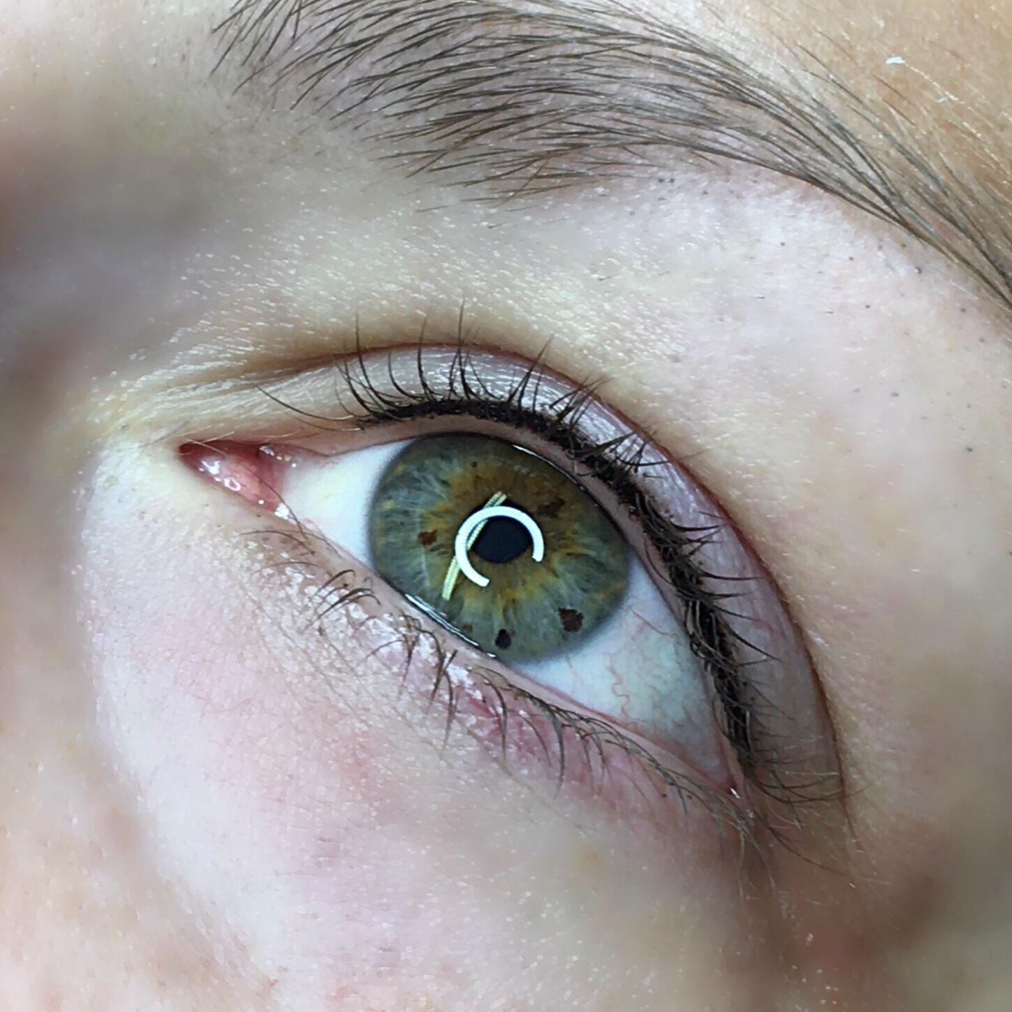 Horní přirozené oční linky