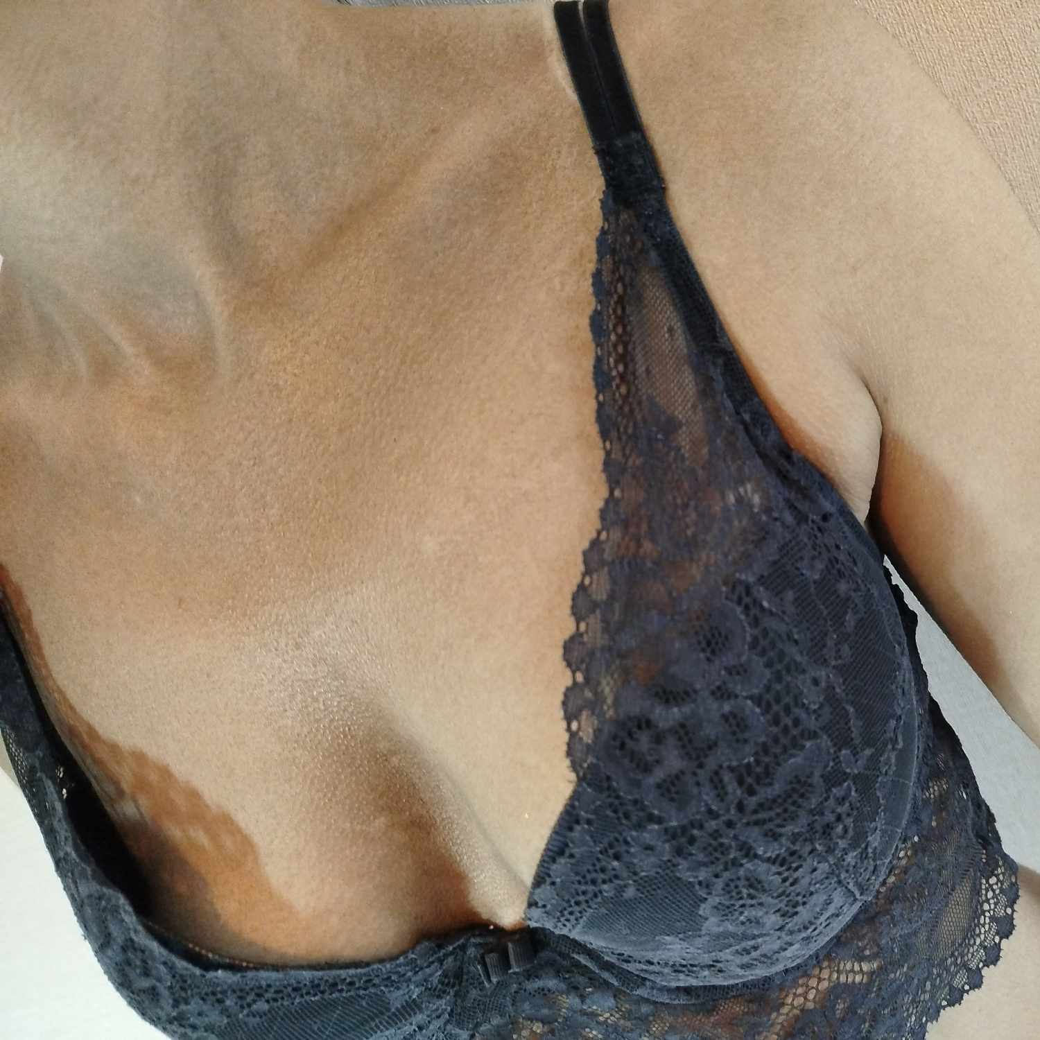 Visage, buste et bras