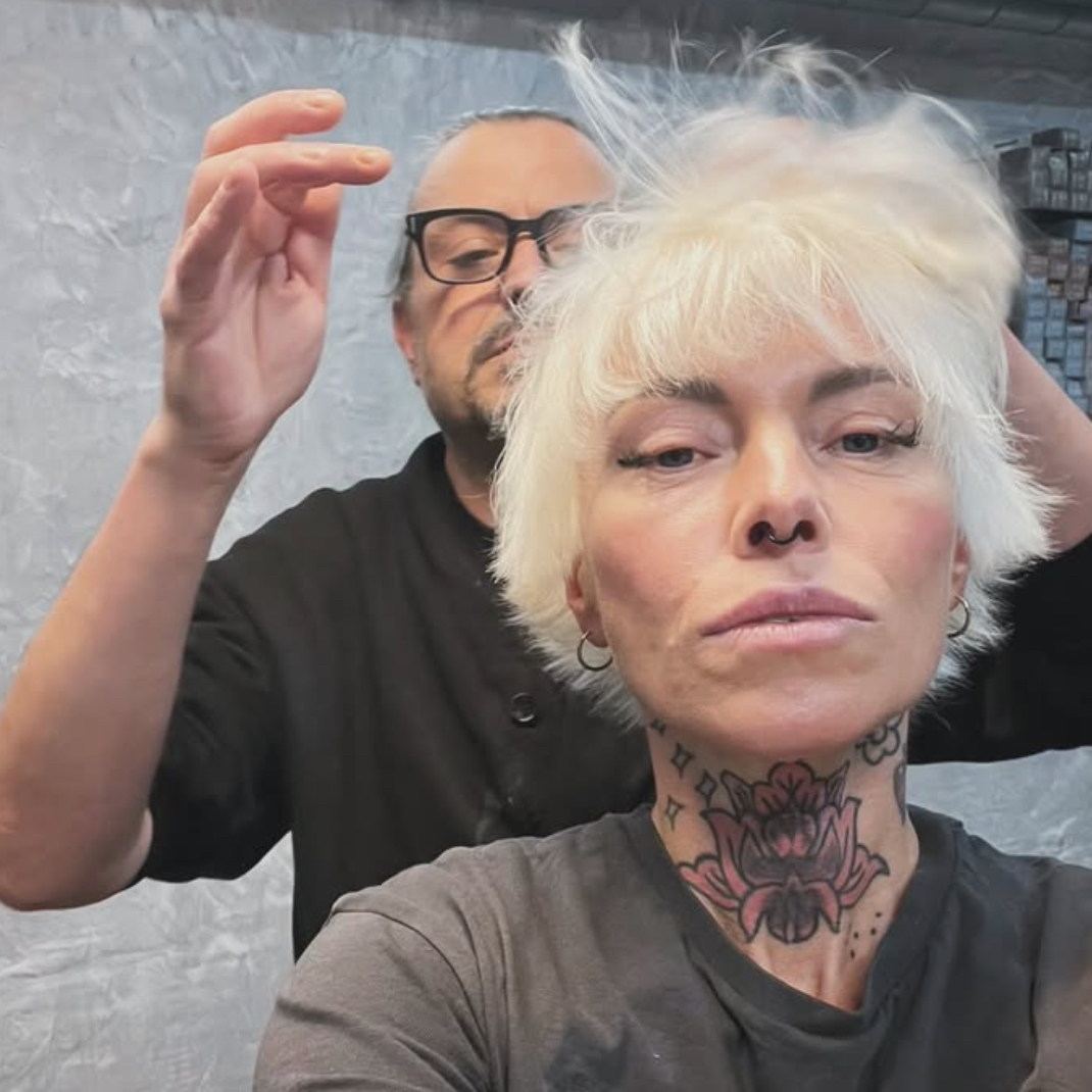 Dámský střih / vlasy po ramena. Female haircut / shoulder-length