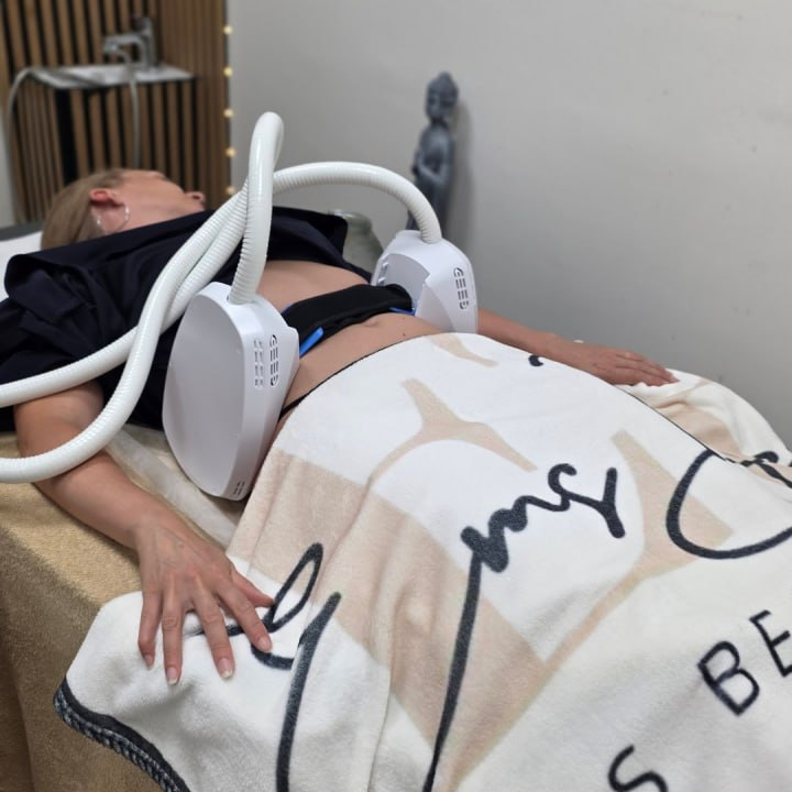 Novinka! EMSlim procedura na boky + bříško