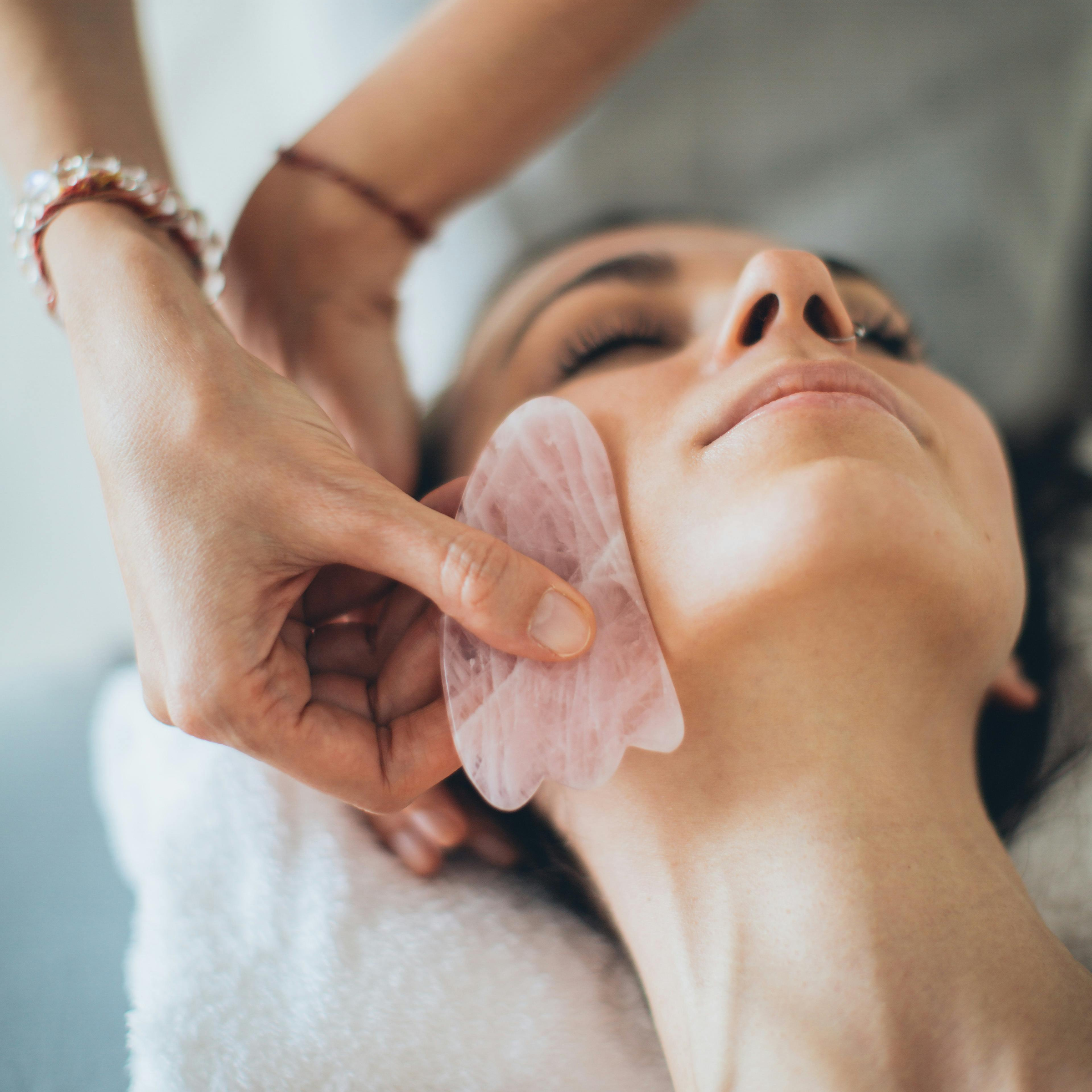 Kosmetická gua sha masáž obličeje