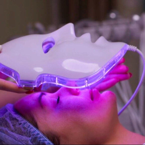 LED-Lichttherapie und Gesicht Behandlung mit Massage