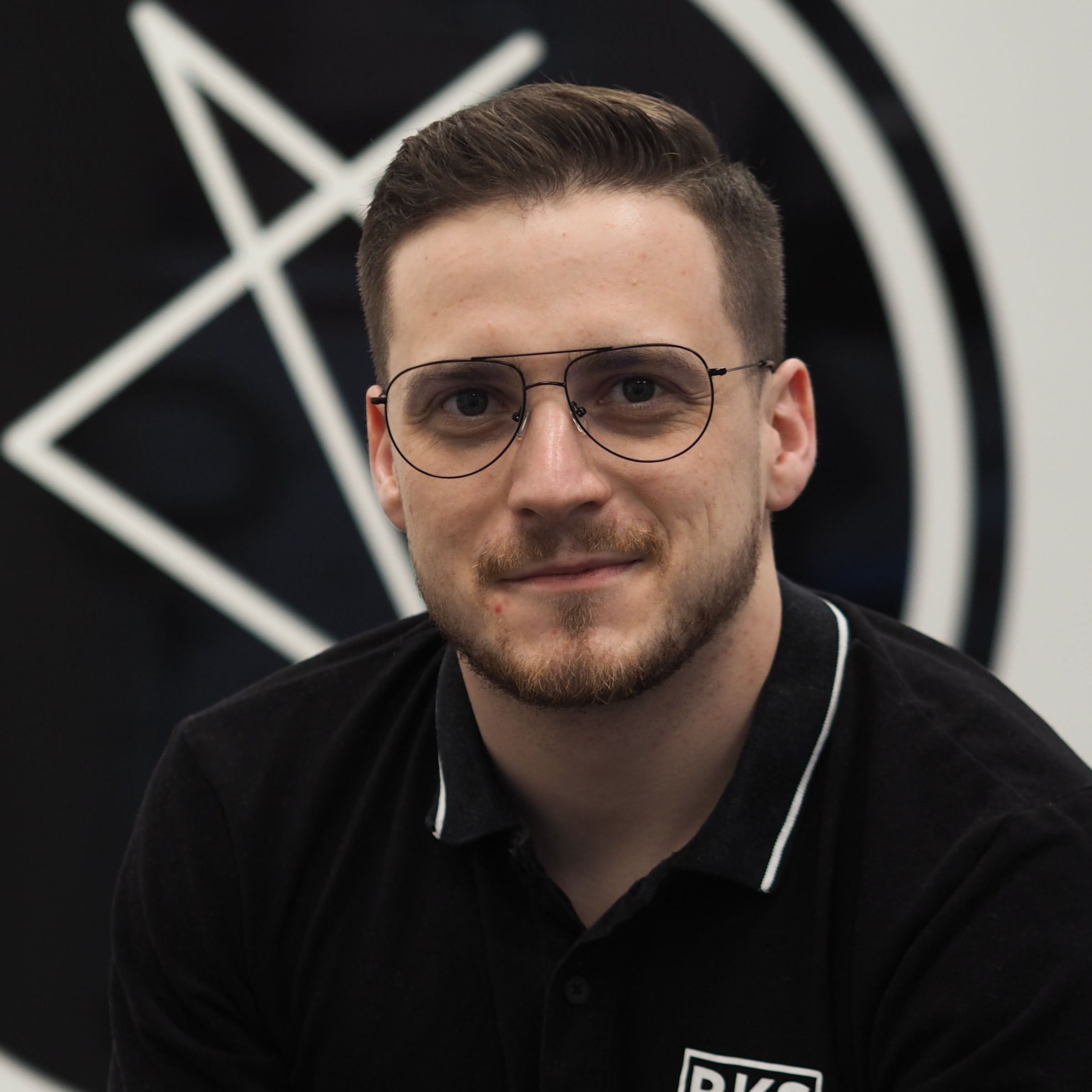 Střih vlasů+Úprava vousů/holení metodou"HOT TOWEL"(60-75 min)