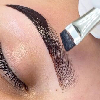 Barvení obočí + Korekce / Eyebrow tinting + Correction