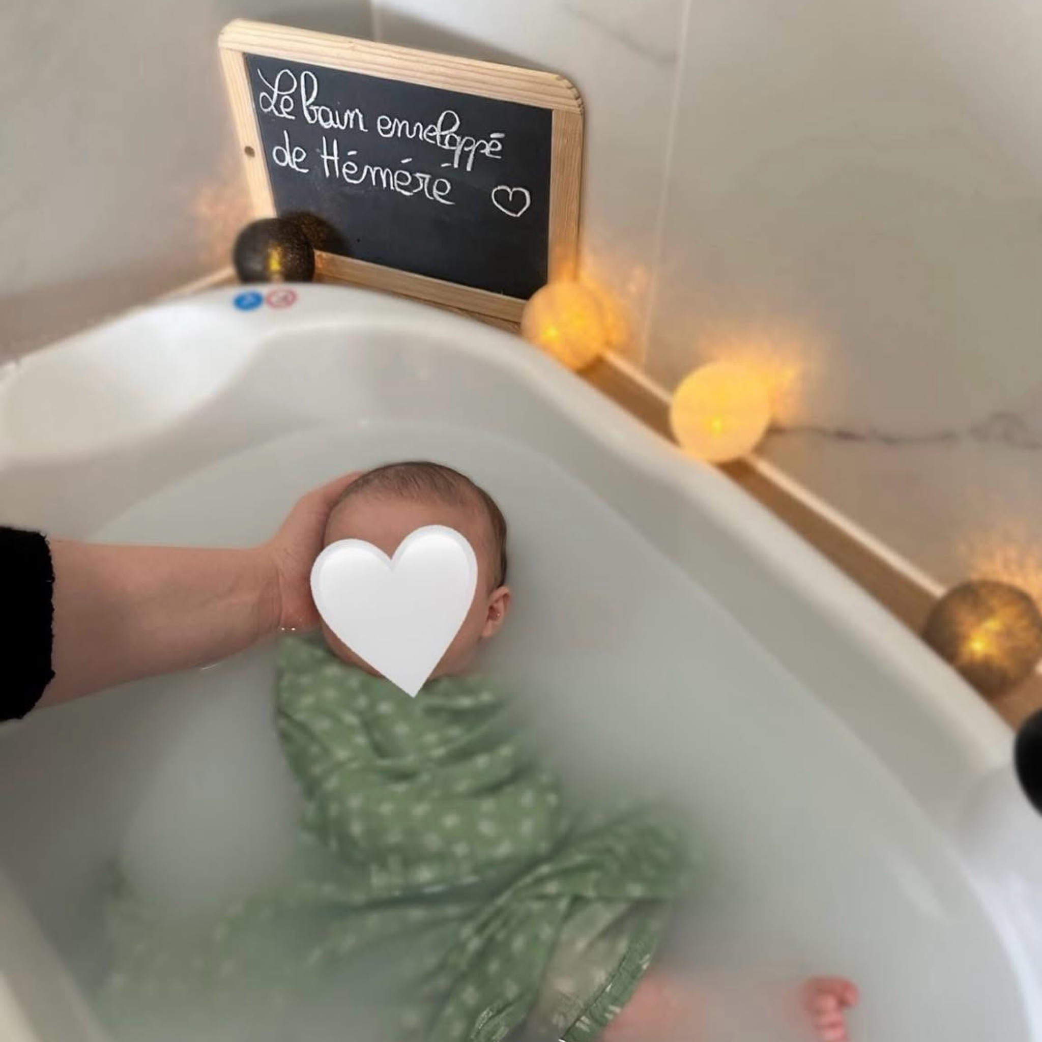 Bain enveloppé (Naissance à 6 semaines)
